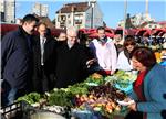 Ivo Josipović se družio s građanima na tržnici Trešnjevka