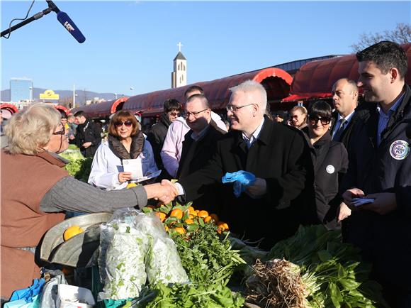 Ivo Josipović se družio s građanima na tržnici Trešnjevka