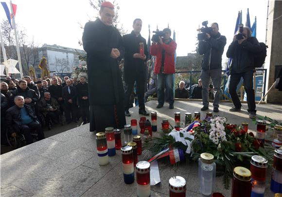 Kardinal Bozanić posjetio branitelje u Savskoj i čestitao im Božić