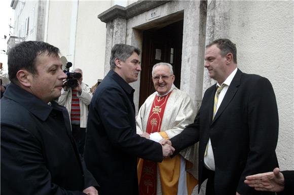 Premijer Milanović na božićnoj misi u Polju kod Dobrinja