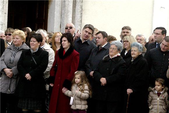 Premijer Milanović na božićnoj misi u Polju kod Dobrinja