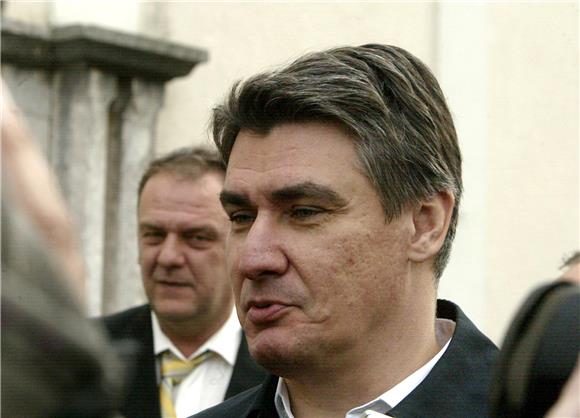 Premijer Milanović na božićnoj misi u Polju kod Dobrinja