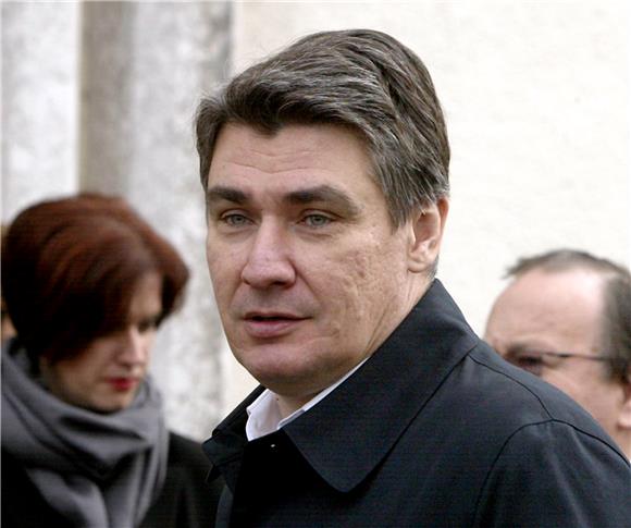 Premijer Milanović na božićnoj misi u Polju kod Dobrinja