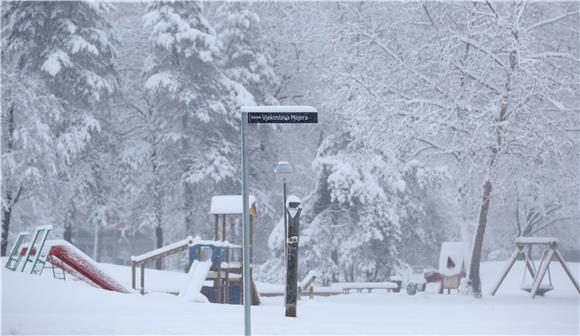 Split, Makarska hit by windstorm, freezing temperatures to cool Croatia