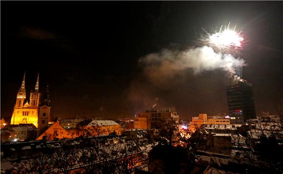 Unatoč iznimnoj hladnoći, tisuće građana na trgovima dočekalo Novu 2015.