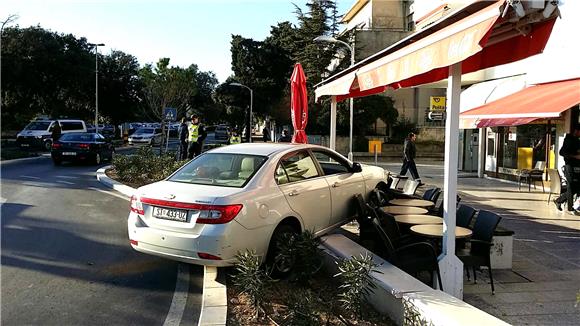 Vojni invalid automobilom uletio na terasu kod splitske Gradske uprave