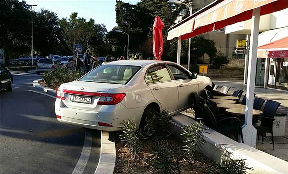 Vojni invalid automobilom uletio na terasu kod splitske Gradske uprave 