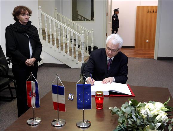 Ivo Josipović upisao se u knjigu žalosti u Francuskom veleposlanstvu