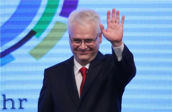 IZBORI Josipović čestitao Kolindi Grabar Kitarović