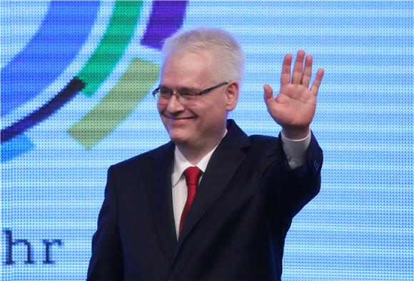 Josipovic congratulates Grabar Kitarovic on election victory