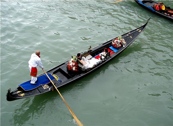 Gondolijeri u Veneciji dobili prometne tablice