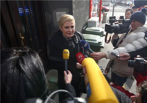 Kolinda Grabar Kitarović izlazi iz stana