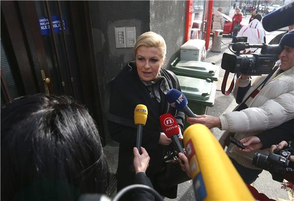 Kolinda Grabar Kitarović izlazi iz stana