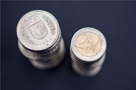 Euro prema 'švicarcu' pao oko 18 posto, prema dolaru najniže u 11 godina