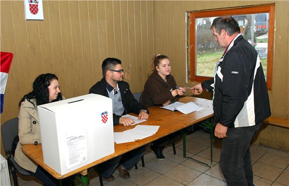 IZBORI Na biračkom mjestu Turanj-Sajevac u tijeku su ponovljeni izbori za predsjednika RH 