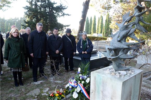 Gradonačelnik Baldasar povodom Dana sjećanja na žrtve holokausta položio vijence na Lovrincu i u O.Š. Pojišan