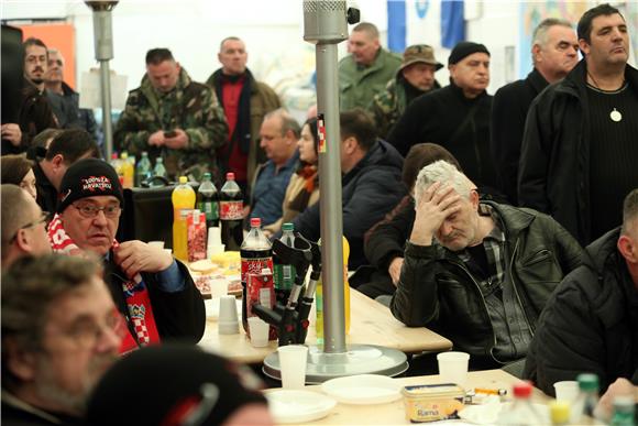 Praćenje presude u šatoru na Savskoj