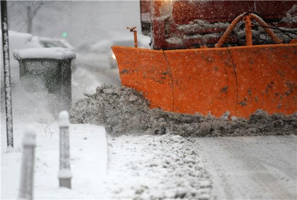 Snijeg koji je počeo padati u noći na petak izazvao dosta problema