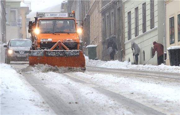 Snijeg u Zagrebu nastavio padati u popodnevnim satima