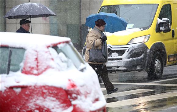 Snijeg u Zagrebu nastavio padati u popodnevnim satima