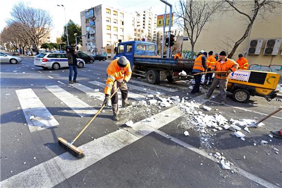 Orkanska bura u Splitu odlomila fasadu sa zgrade