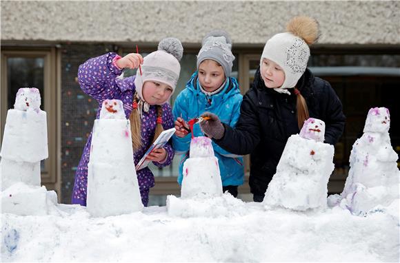 RUSSIA SNOWMEN BATTLE 