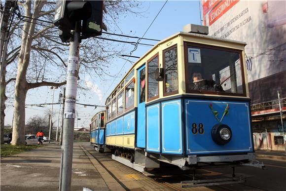 Trijezni tramvaj zvan Čežnja - ljubav