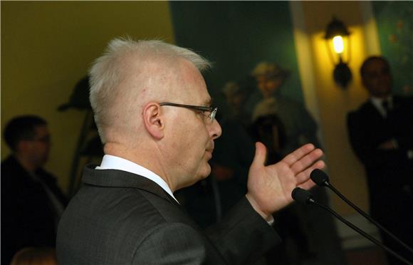 Josipovic says will stay in politics, won't topple Milanovic