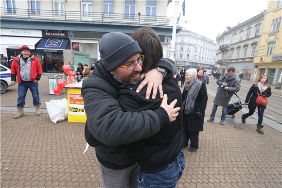 Besplatni zagrljaji Živog zida