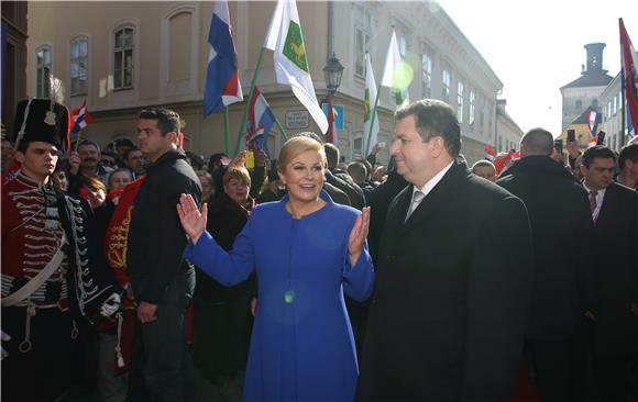 INAUGURACIJA Pljesak mnoštva, zvonjava zvona i fanfare pri dolasku Grabar-Kitarović na Markov trg