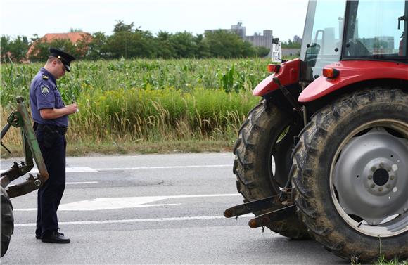 Nakon tučnjave zabio se traktorom u vatrogasni dom u Hagnju