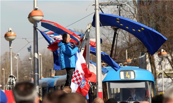 Branitelji postavili zastave EU ispred šatora u Savskoj