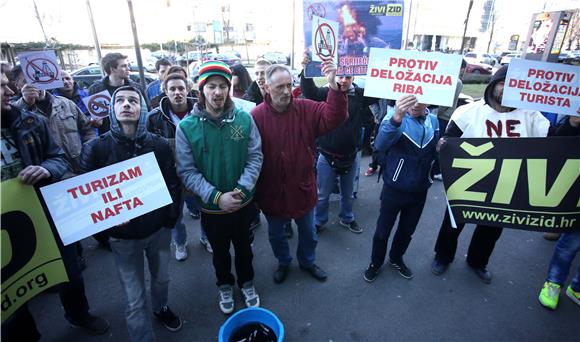 Živi zid prosvjedovao protiv eksploatacije ugljikovodika na Jadranu