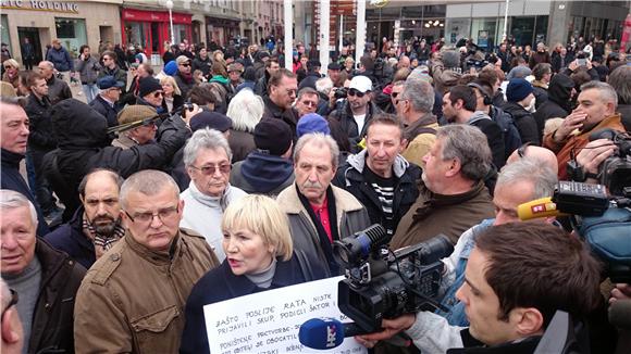 Građani se okupljaju na Trgu bana Jelačića za prosvjedni marš ''Stop teroru 'šatoraša' '' 