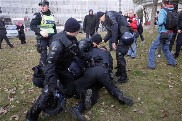 Interventna policija prepriječila put prosvjednoj koloni