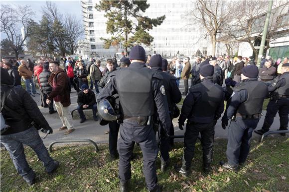 Interventna policija prepriječila put prosvjednoj koloni