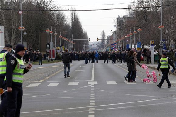 Interventna policija prepriječila put prosvjednoj koloni