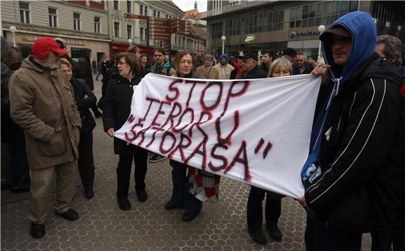 Građani se okupljaju na Trgu bana Jelačića za prosvjedni marš ''Stop teroru 'šatoraša' '' 