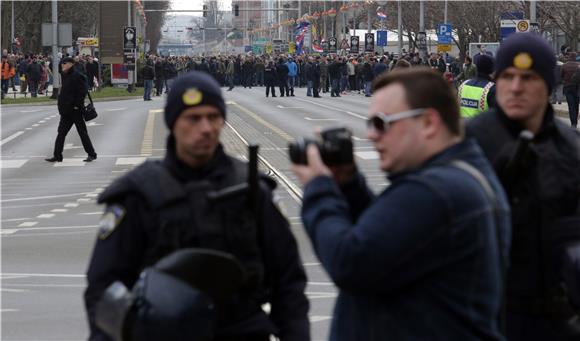 Interventna policija prepriječila put prosvjednoj koloni