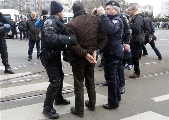 Interventna policija prepriječila put prosvjednoj koloni