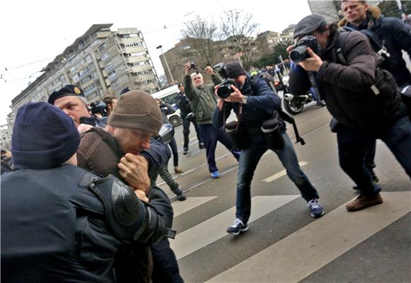 Interventna policija prepriječila put prosvjednoj koloni