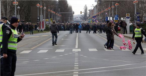 Interventna policija prepriječila put prosvjednoj koloni