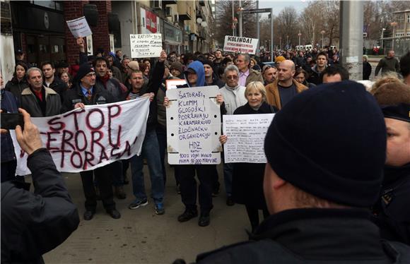 Interventna policija prepriječila put prosvjednoj koloni