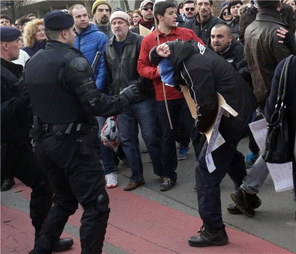 Interventna policija prepriječila put prosvjednoj koloni