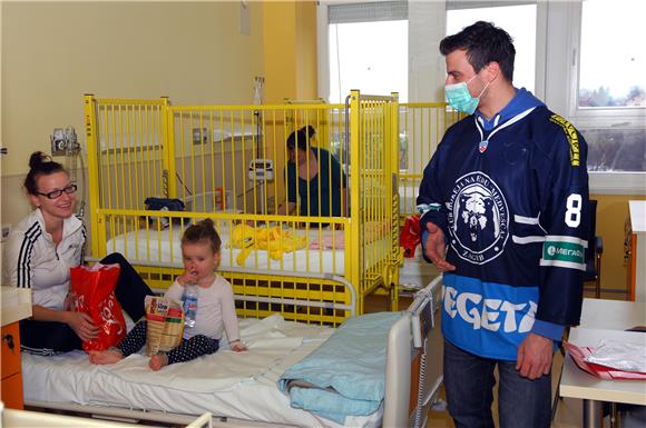 Hokejaši Medveščaka posjetili dječji odjel Opće bolnice Karlovac