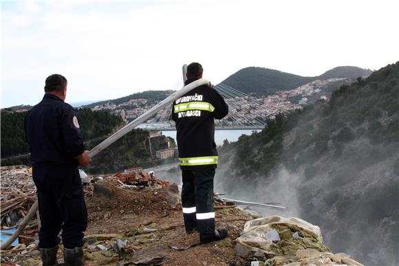 Požar na divljem odlagalištu u mjestu Pobrežje kraj Dubrovnika 