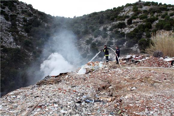 Požar na divljem odlagalištu u mjestu Pobrežje kraj Dubrovnika 