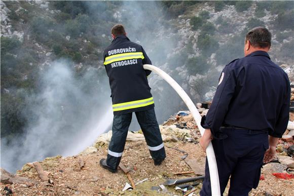 Požar na divljem odlagalištu u mjestu Pobrežje kraj Dubrovnika 