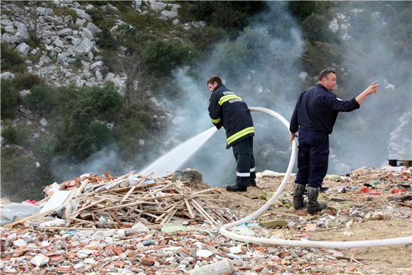 Požar na divljem odlagalištu u mjestu Pobrežje kraj Dubrovnika 