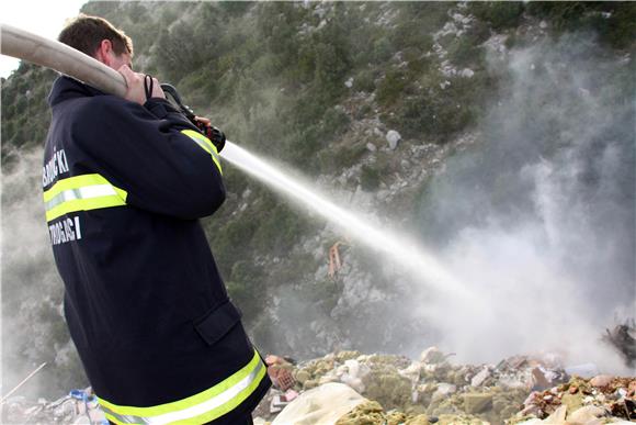 Požar na divljem odlagalištu u mjestu Pobrežje kraj Dubrovnika 